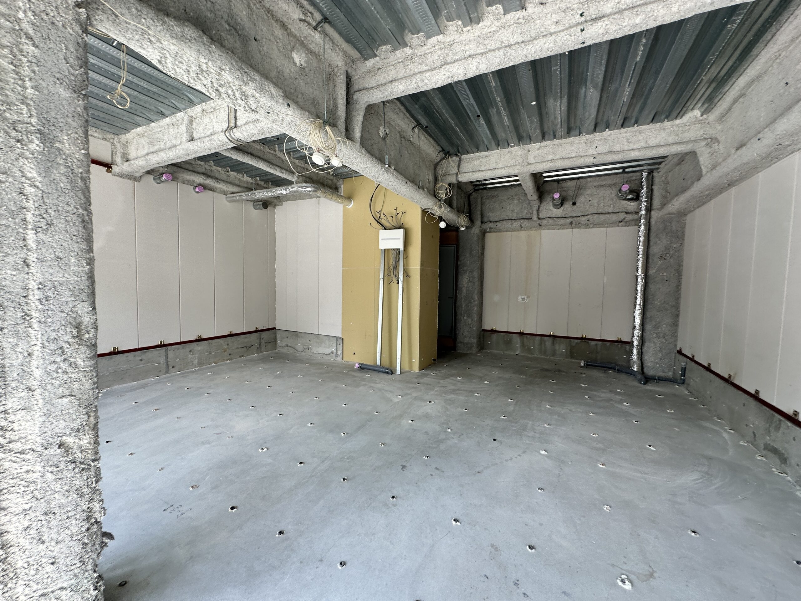 テナントのスケルトン解体工事の写真