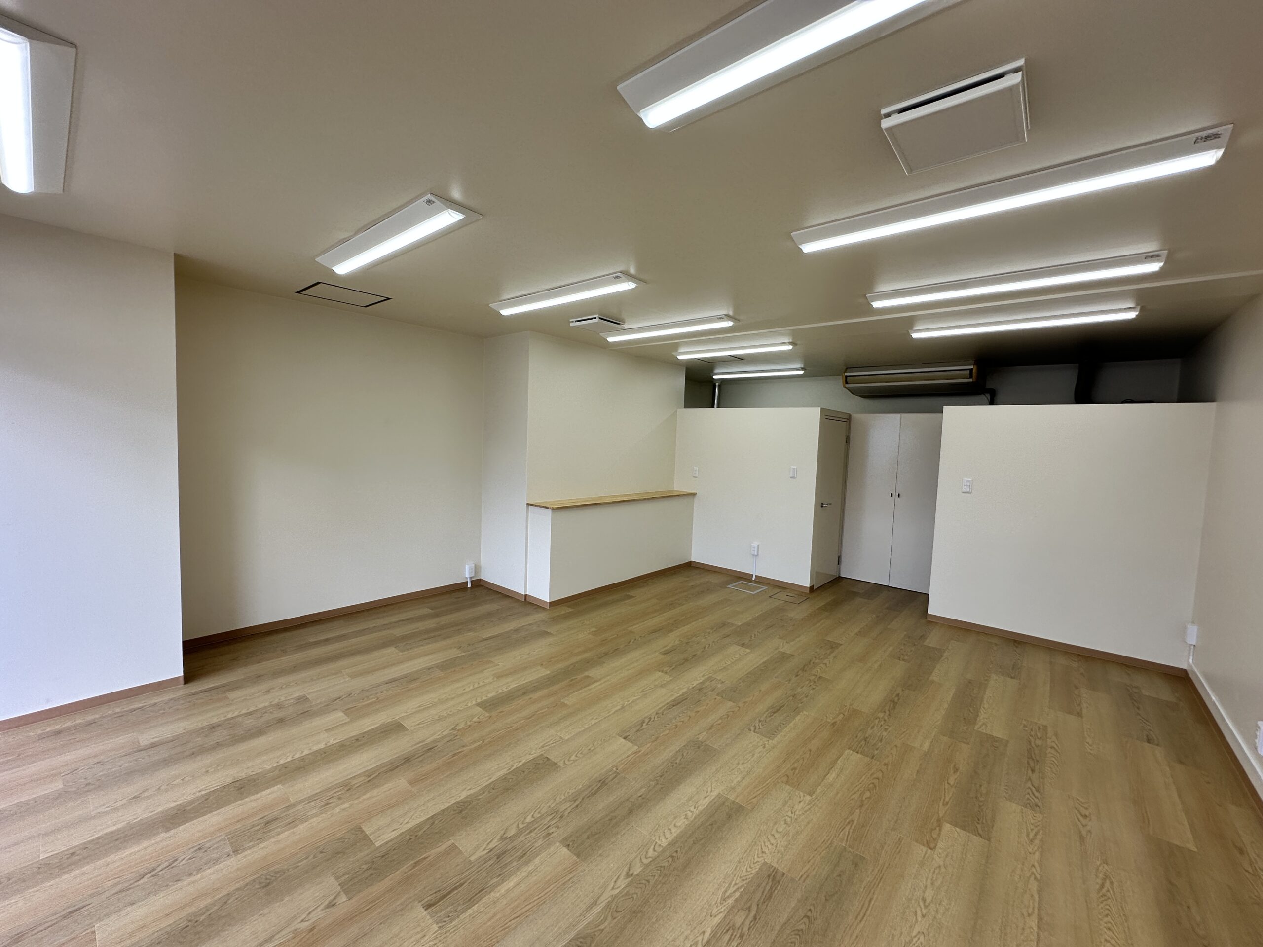 木目の床と白い壁で仕上げたテナント内装工事の写真