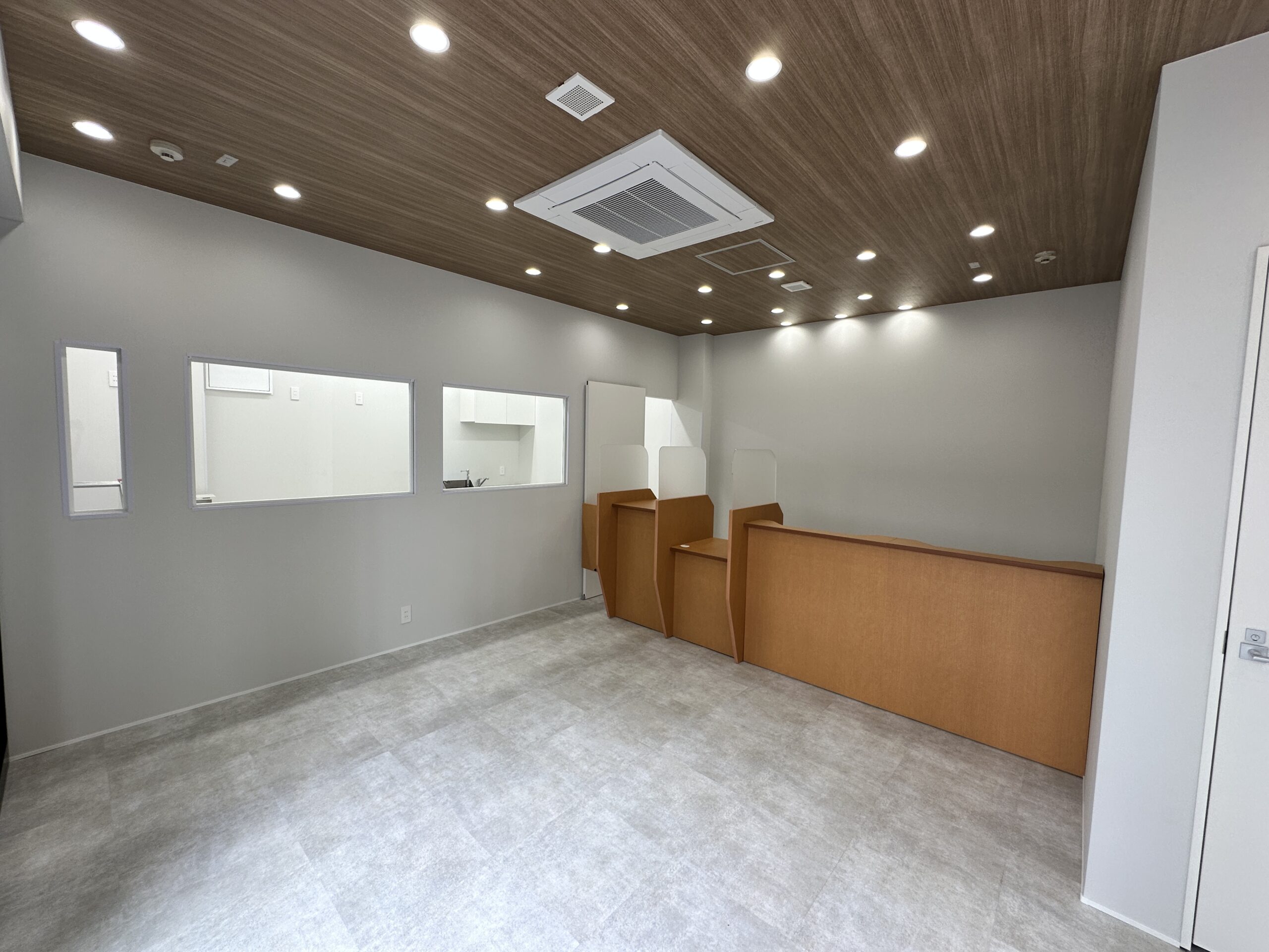 木目の天井とカウンターを備えた店舗内装工事の完成写真